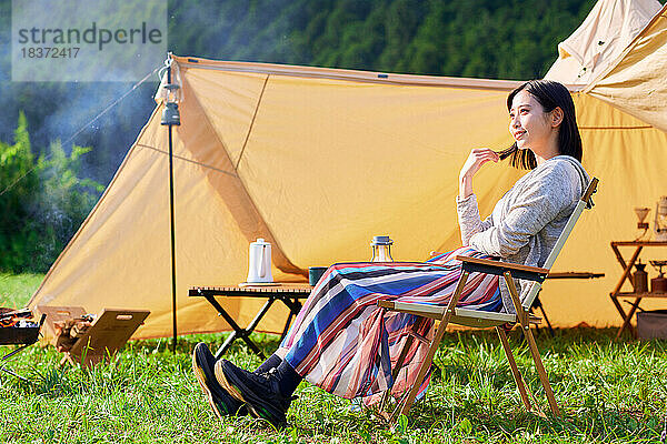 Junge Japanerin auf dem Campingplatz