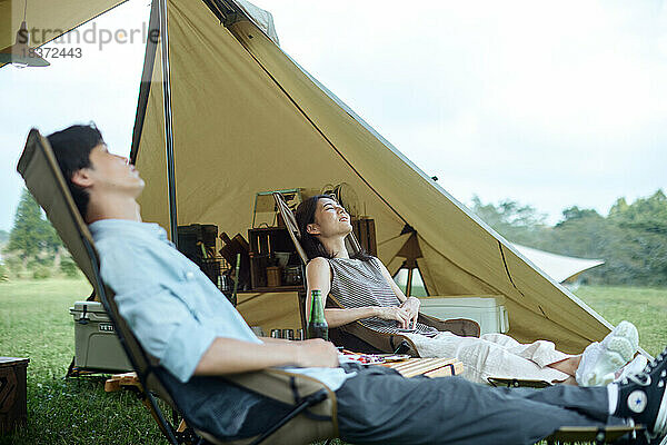 Junges japanisches Paar auf dem Campingplatz