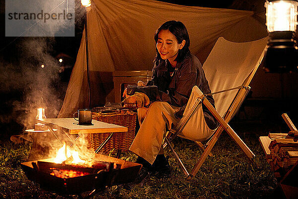 Junge Japanerin auf dem Campingplatz