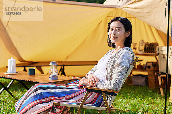 Junge Japanerin auf dem Campingplatz