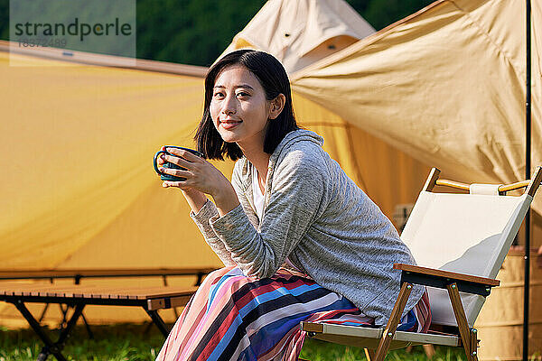 Junge Japanerin auf dem Campingplatz