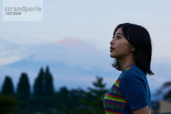 Porträt einer jungen Japanerin auf dem Campingplatz
