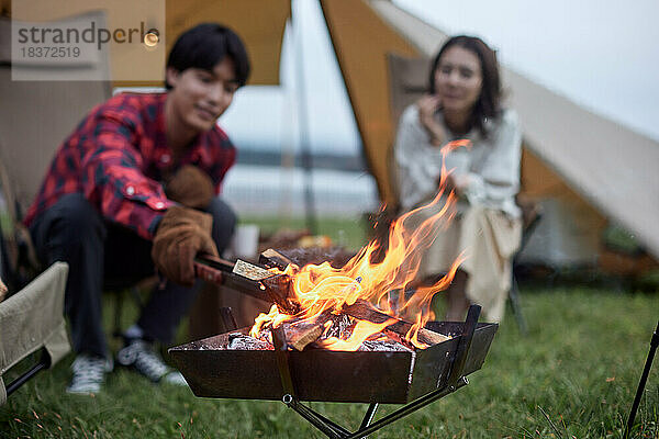 Junges japanisches Paar auf dem Campingplatz