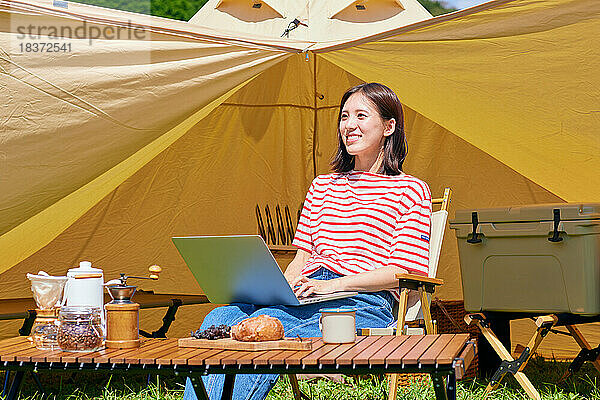 Junge Japanerin auf dem Campingplatz