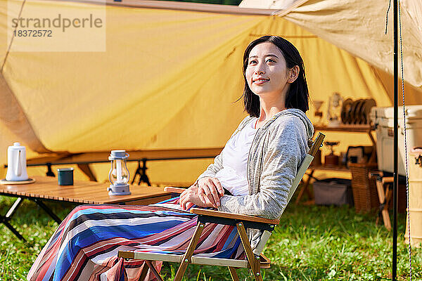 Junge Japanerin auf dem Campingplatz