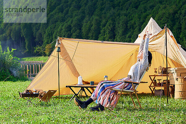 Junge Japanerin auf dem Campingplatz