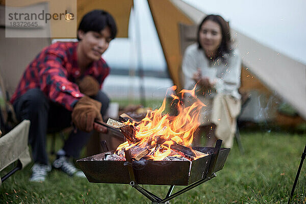 Junges japanisches Paar auf dem Campingplatz