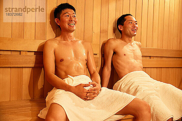 Japanische Männer beim Saunagang