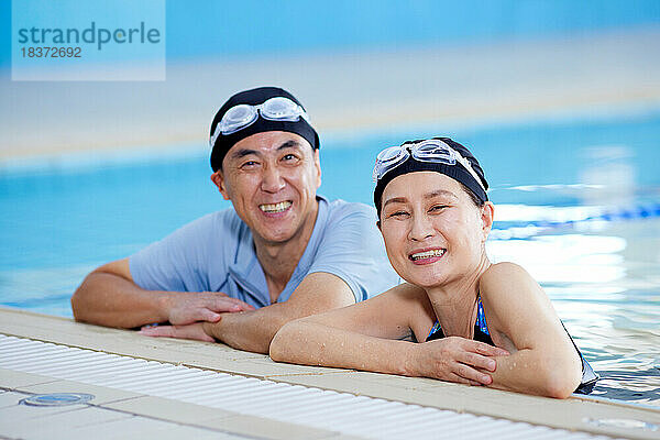 Japanisches älteres Paar im Hallenbad