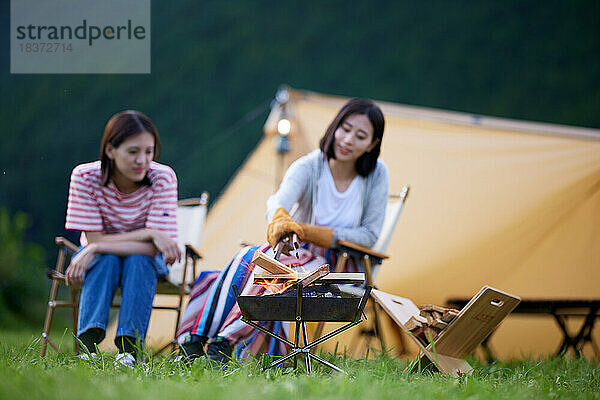 Junge japanische Frauen auf dem Campingplatz