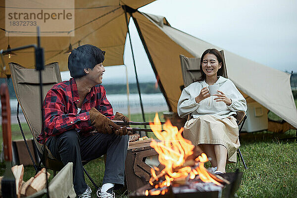 Junges japanisches Paar auf dem Campingplatz