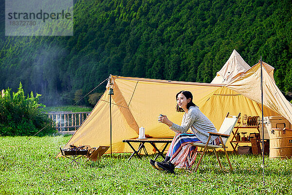 Junge Japanerin auf dem Campingplatz