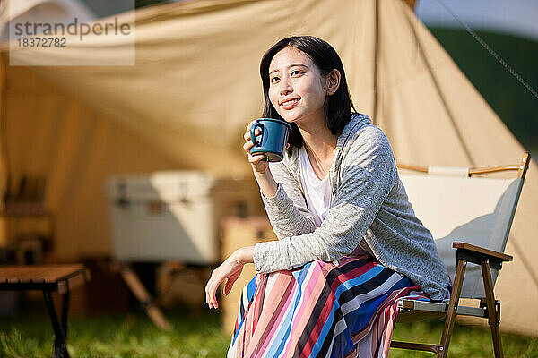 Junge Japanerin auf dem Campingplatz