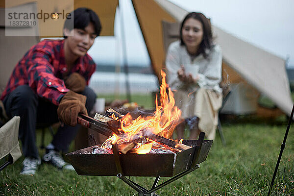 Junges japanisches Paar auf dem Campingplatz