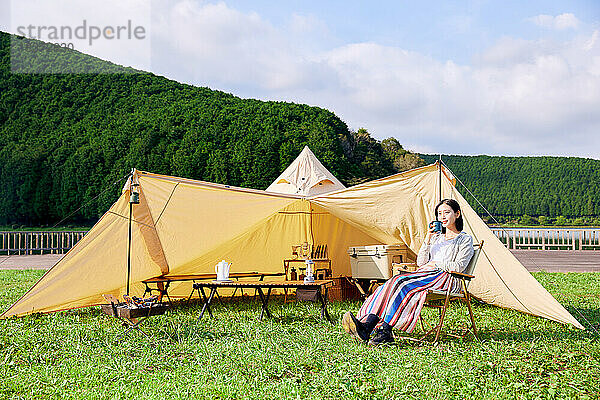 Junge Japanerin auf dem Campingplatz