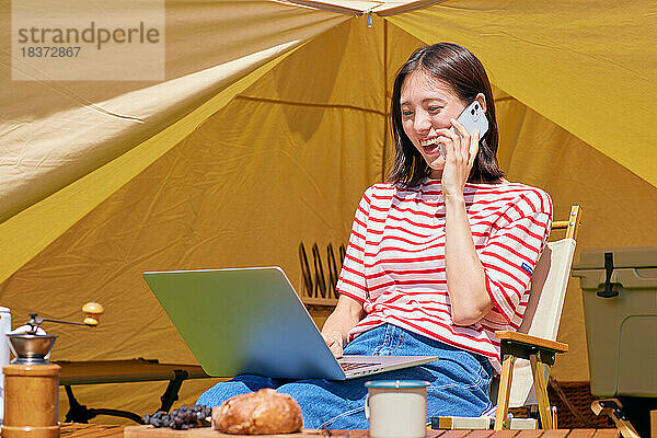 Junge Japanerin auf dem Campingplatz