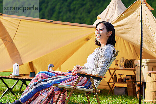 Junge Japanerin auf dem Campingplatz