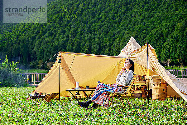 Junge Japanerin auf dem Campingplatz