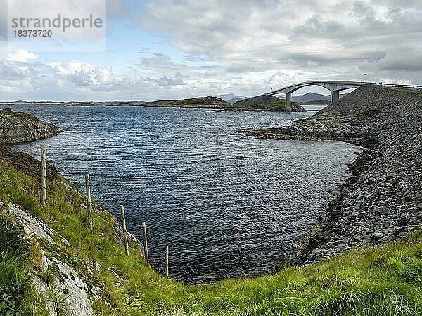 Atlantikstraße  Brücke  Atlanterhavsveien  Møre og Romsdal  Norwegen  Europa