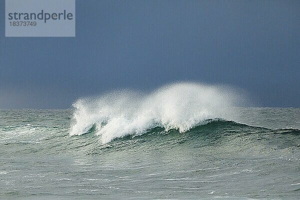 Grosse Welle bricht im offenen Meer und bei dramtischem Licht vor der Nordküste Irlands  Fintra Beach im County Donegal