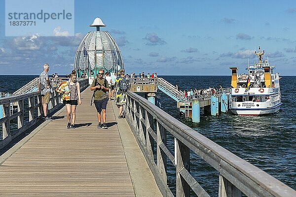 Seebrücke von Sellin mit Taucherglocke und Ausflugsschiff  Insel Rügen  Mecklenburg-Vorpommern  Deutschland  Sellin  Mecklenburg_Vorpommern  Deutschland  Europa