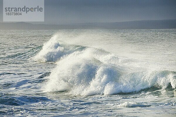 Grosse Wellen im Morgenlicht auf offenem Meer vor der Küste von Isle of Skye  Schottland  Großbritannien  Europa