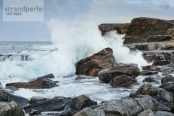Wasser prescht gegen Felsen an der steinigen Küste auf Isle of Skye  Schottland  Großbritannien  Europa