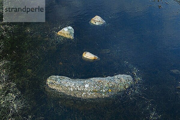 Ein natürlicher Smiley aus Steinen inmitter einer Wasserpfütze in den Highlands Schottlands