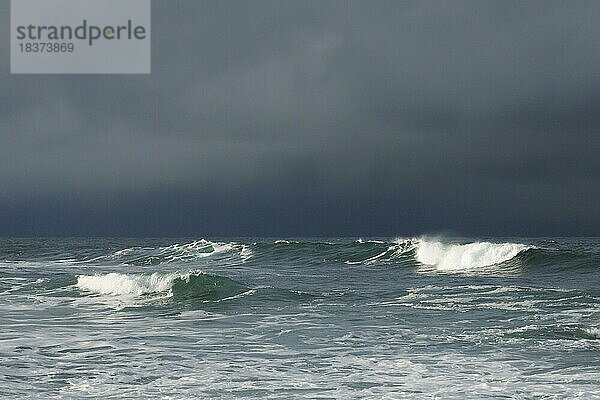 Grosse Wellen brechen im offenen Meer und bei dramtischem Licht vor der Nordküste Irlands  Fintra Beach im County Donegal