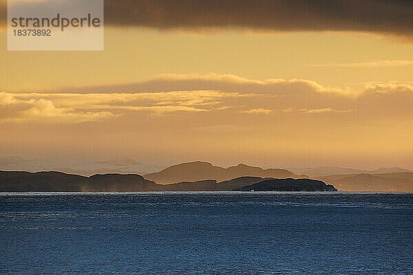 Blick von Reiff zu den Summer Isles im goldenen Abendlicht  Nordwestküste Schottlands