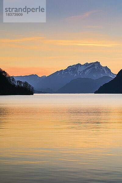 See mit Berge im Hintergund  Blick von Brunnen über den Vierwaldstättersee bei Sonnenuntergang mit Pilatus im Hintergrund