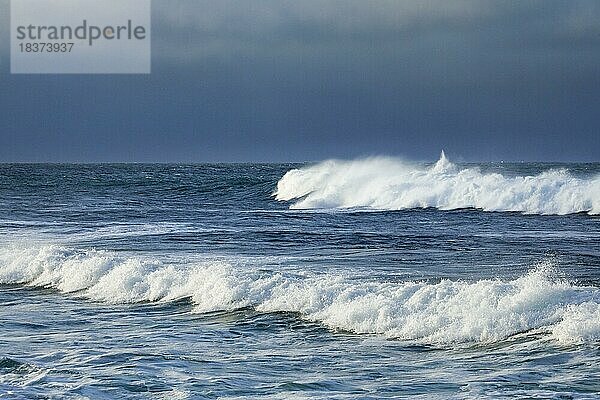 Wellen brechen im offenen Meer vor der Südküste Englands  County of Dorset bei West Lulworth