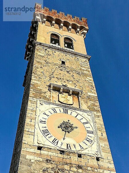Campanile Uhrenturm Torre Civica Torre Maestra aus Mittelalter in historische Altstadt von Lonato del Garda  Lonato del Garda  Provinz Brescia  Lombardei  Italien  Europa