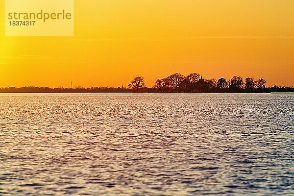 Sonnenuntergang am Steinhuder Meer  Blick auf Insel Wilhelmstein  Steinhude  Niedersachsen  Deutschland  Europa