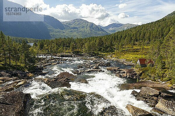 Der Fluss vom Wasserfall Likholefossen in der Gemeinde Gaular  Norwegen  Europa