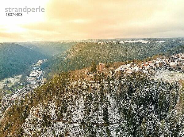 Burg Zavelstein bei Sonnenuntergang im Winter mit Schnee  Zavelstein  Schwarzwald  Deutschland  Europa