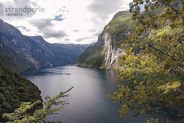 Ein Wasserfall am Geiranger Fjord in Norwegen