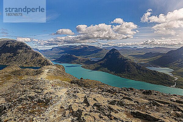 Wanderer laufen auf dem berühmten Besseggen Grat im Jotunheimen-Gebirge  Norwegen  Europa