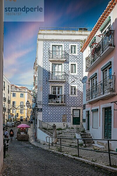 Häuserfronten  enge Straßen  Gassen und Treppen  in einer Historischen Altstadt. schöner Urbaner Ort  Alfama am Morgen mit Azulejos ? die typischen Kachelni in der hauptstadt Lissabon  Portugal  Europa