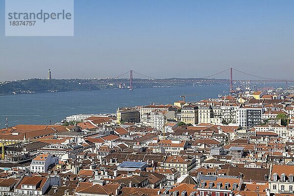 Blick von der Festungsanlage Castelo de São Jorge auf Lissabon und dem Tejo mit der Brücke des 25. April  Lissabon  Portugal  Europa