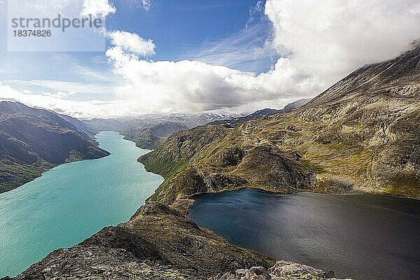 Blick vom Besseggengrat in Norwegen auf den Gjende und Bessvatnet See