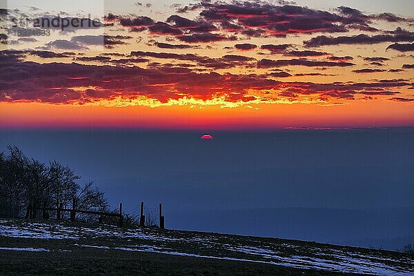 Morgendämmerung auf Berggipfel  Schneereste  Köterberg  Lügde  Weserbergland  Nordrhein-Westfalen  Deutschland  Europa