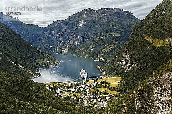 Blick vom Berg auf den Ort Geirang am Geirangerfjord in Norwegen Fjord