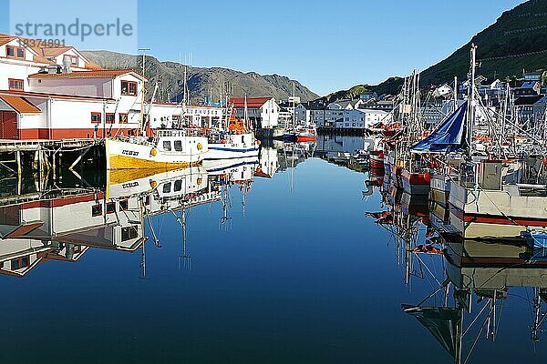 Hafen mit kleinen Fischerbooten  die sich im ruhigen Wasser spiegeln  Honningsvag  Finnmark  Nordkap  Norwegen  Europa