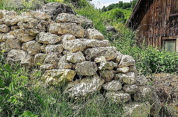 Struktur einer Steinmauer am Beispiel einer solchen in einem Vorgarten einer Hütte auf der Schwäbischen Alb bei Bad Urach  Baden-Württemberg  Deutschland  Europa