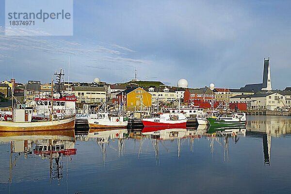 Fischerboote und Kirche spiegeln sich Vardö  Varangerhalbinsel  Finnmark  Norwegen  Europa