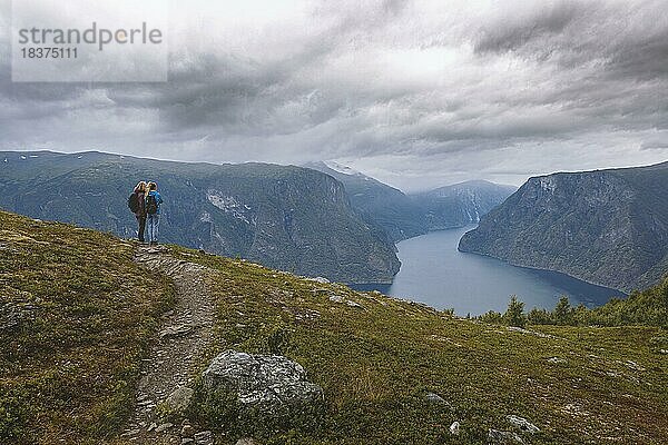 Zwei Frauen schauen vom Berg über den Aurlandsfjord in Norwegen