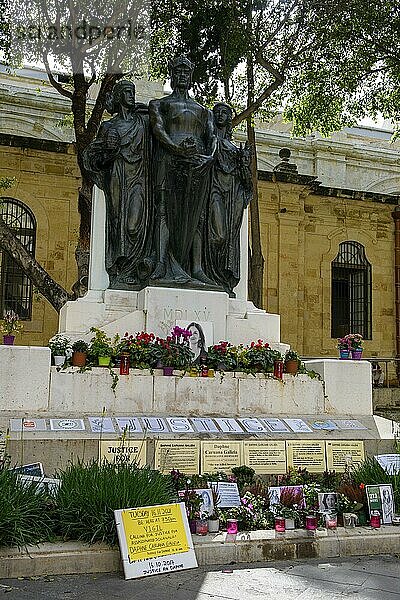 Mit Blumen geschmückte Gedenkstätte für ermordete Journalistin Investigativ-Journalistin Daphne Caruana Galizia  La Valletta  il-Belt Valetta  Malta  Europa