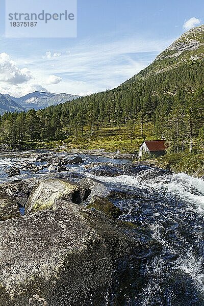 Der Fluss vom Wasserfall Likholefossen in der Gemeinde Gaular  Norwegen  Europa