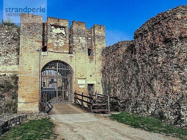 Burgtor Eingang in historische Burg Castello Rocca di Lonato  Lonato del Garda  Provinz Brescia  Lombardei  Italien  Europa